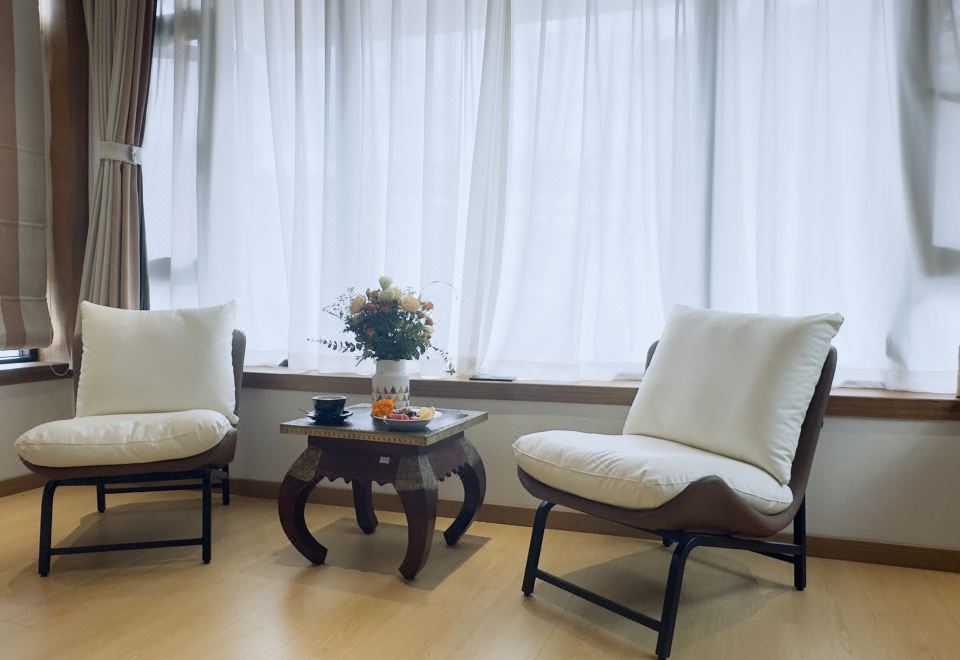 Mountain-View Boutique Double Bed Room With Tub (Floor Heating + Humidifier + Oxygen Generator + Mini Fridge)