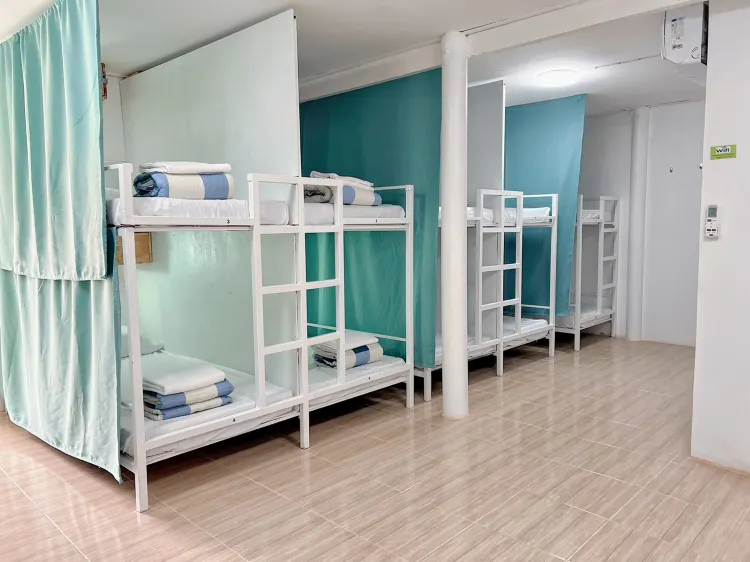 เตียงสองชั้นในห้องพักรวมหญิงชาย