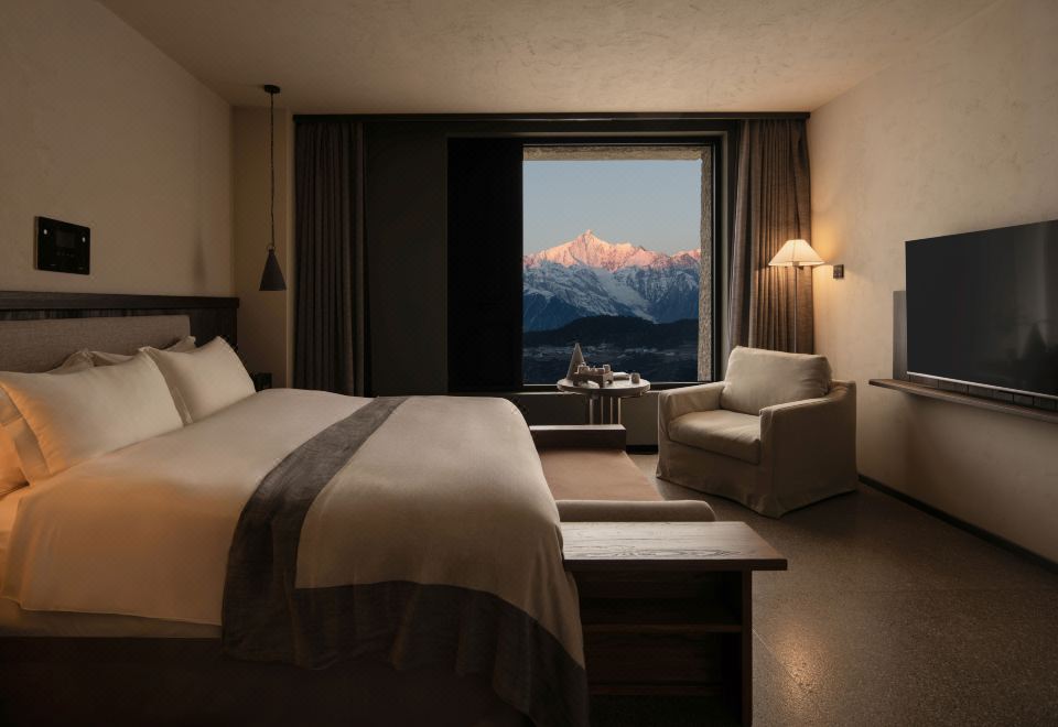 Yagong Snow Mountain View Double Bed Room