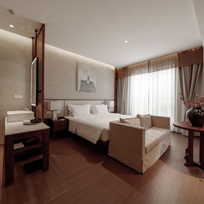 聽雨大床房（鵝絨床品+頂噴淋浴+膠囊機） 成都錦投·古跡飯店（春熙路太古裡店）優惠