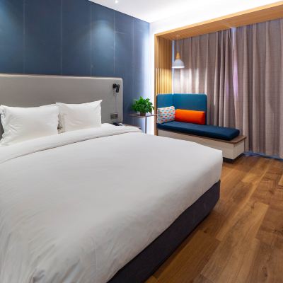 智享高級大床房（高空城市景觀+智能保險櫃+舒達床墊） 濟南經十路智選假日酒店優惠