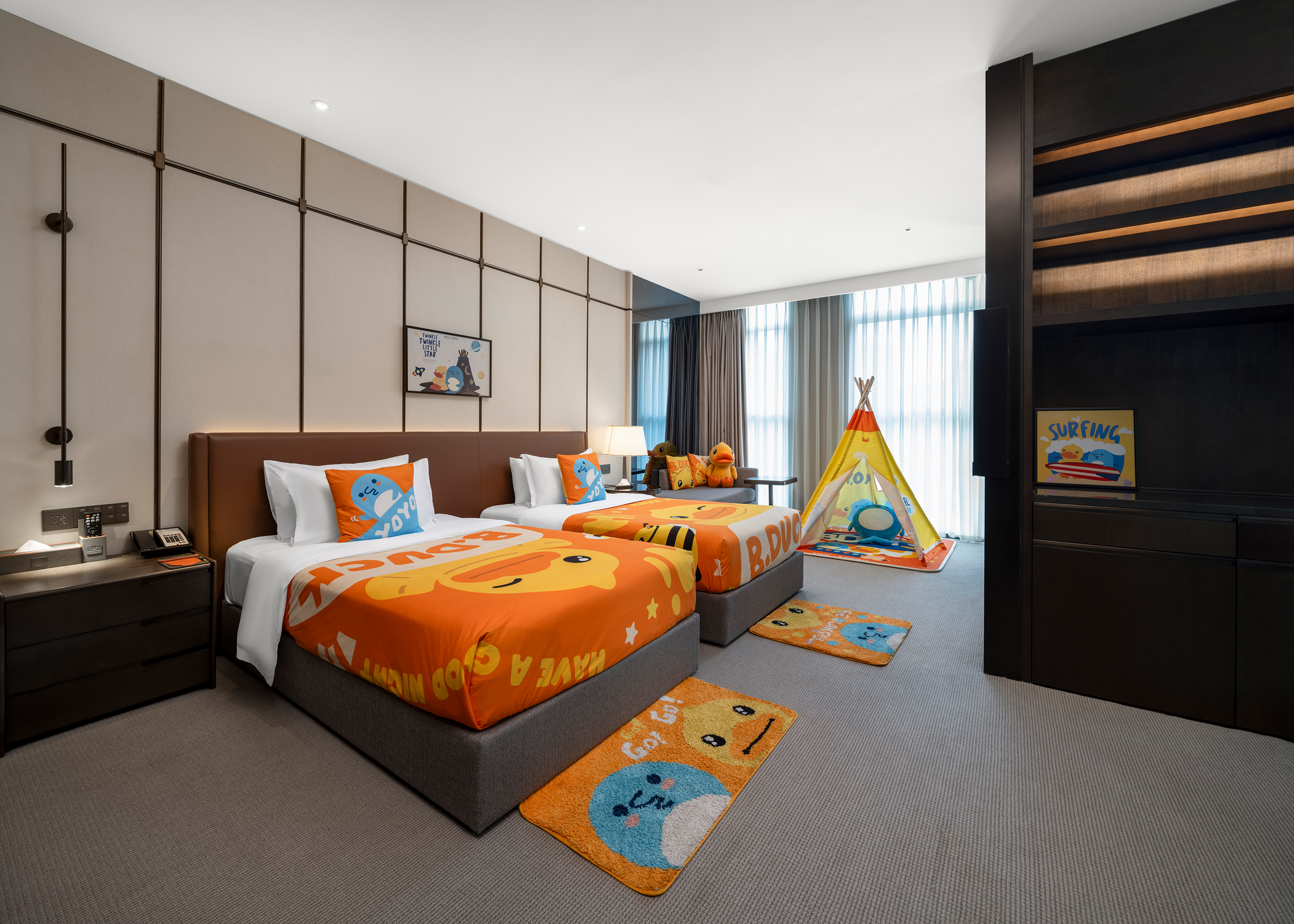 亲子双床房-小黄鸭（都市城景+亲子空间+ 迷你冰箱）