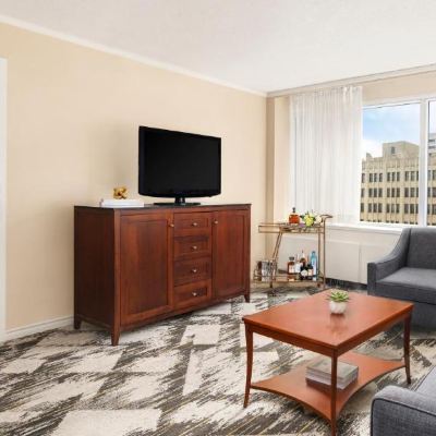 Fairmont 2 Bdrm Ste King and 2 Double Beds, 858 Sf/80 Sm, Sitting Room, Sofabed and 2 Bathrooms