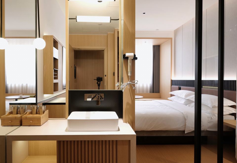 高级街景大床房【城市街景+mini吧+智能马桶】