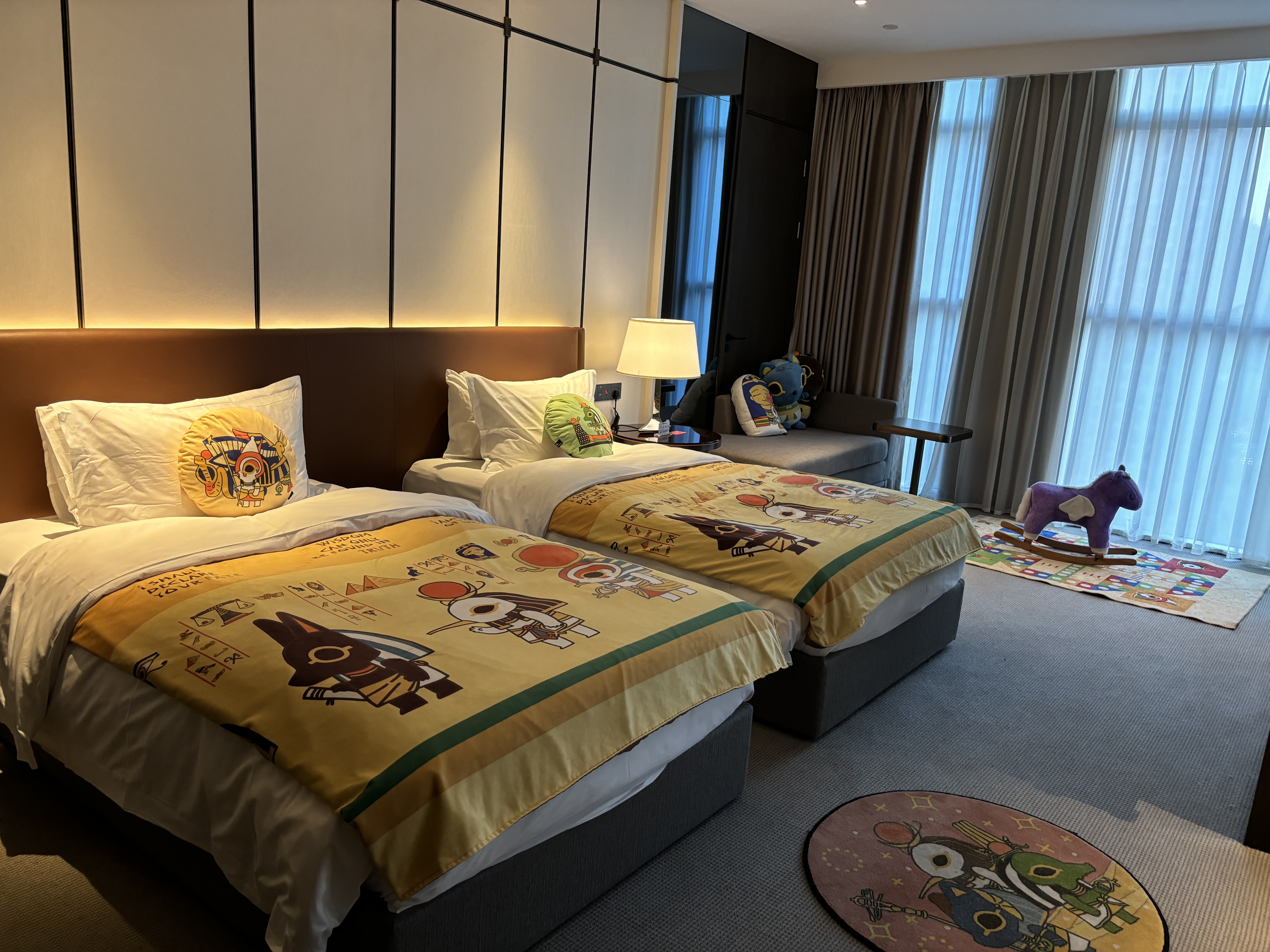 亲子双床房-埃及萌神（都市城景+亲子空间+ 迷你冰箱）