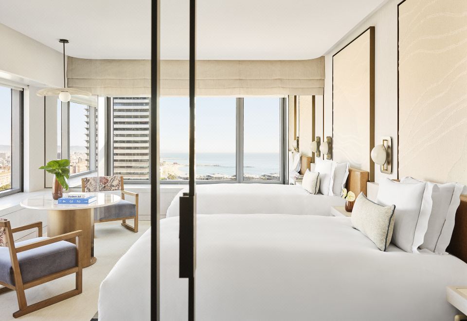 全景客房，配备 2 张双人床，可欣赏城市景观