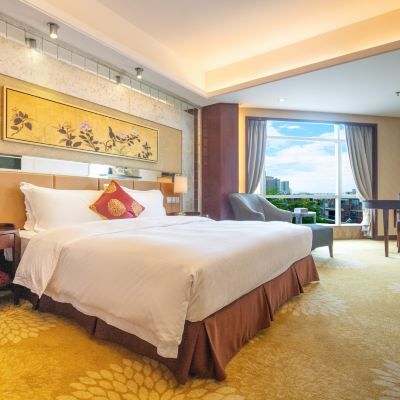 高級大床房【海邊城景+辦公桌】 珠海慶華國際大飯店（情侶南路店）優惠