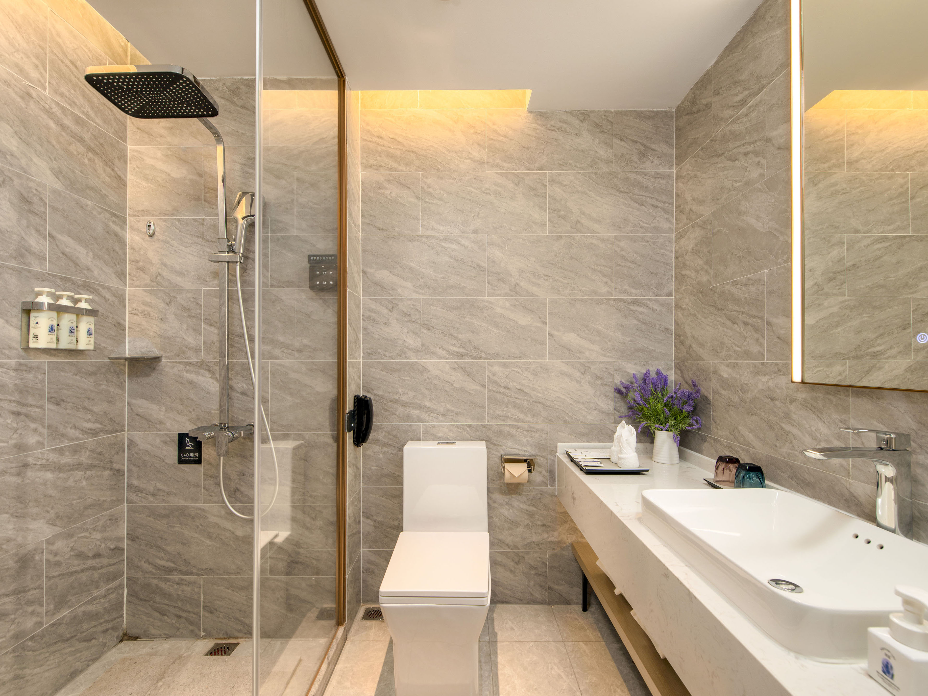 Lavande Hotel (Tianjin Zhongxin Ecological City Jijing Tiandi Branch)亲子家庭房（慕思品牌床垫+电视投屏+城市街景+冰箱）