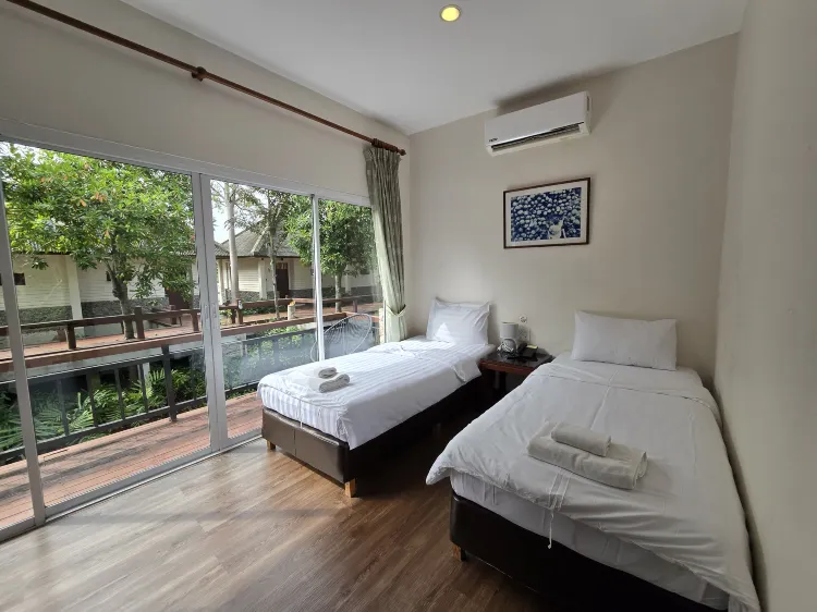 ทวินริมสระน้ำ