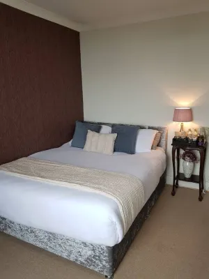Glenlara House - Double sea view, Steps to Beach Hotele w: 
