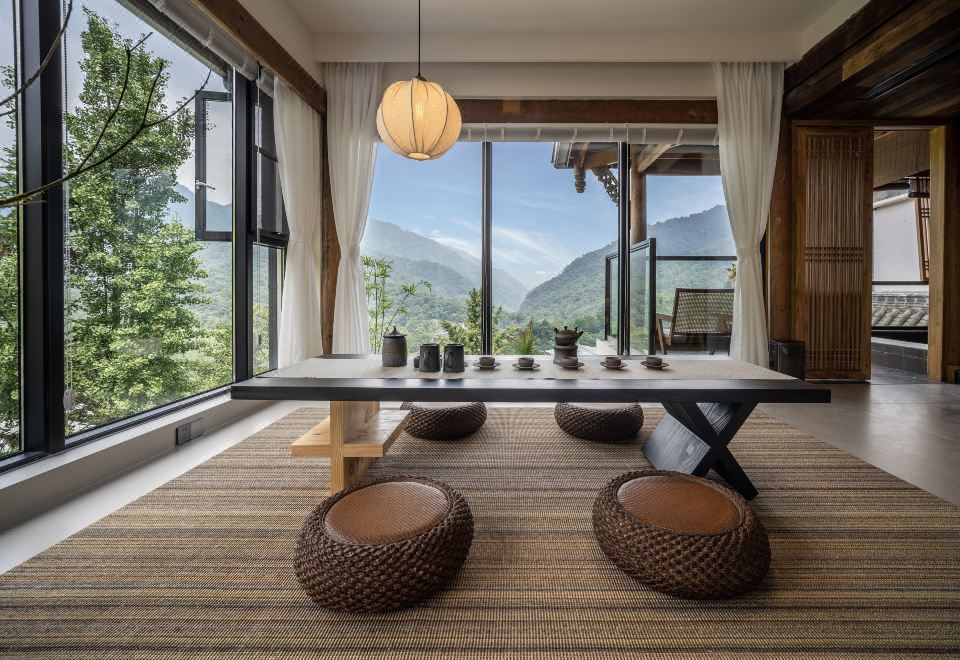 Qingcheng Mountain Qingwu HomestayMi Yue Terrace View Private Hot Spring Projection Double Bed Room (Central Air Conditioning + Whole House Floor Heating)