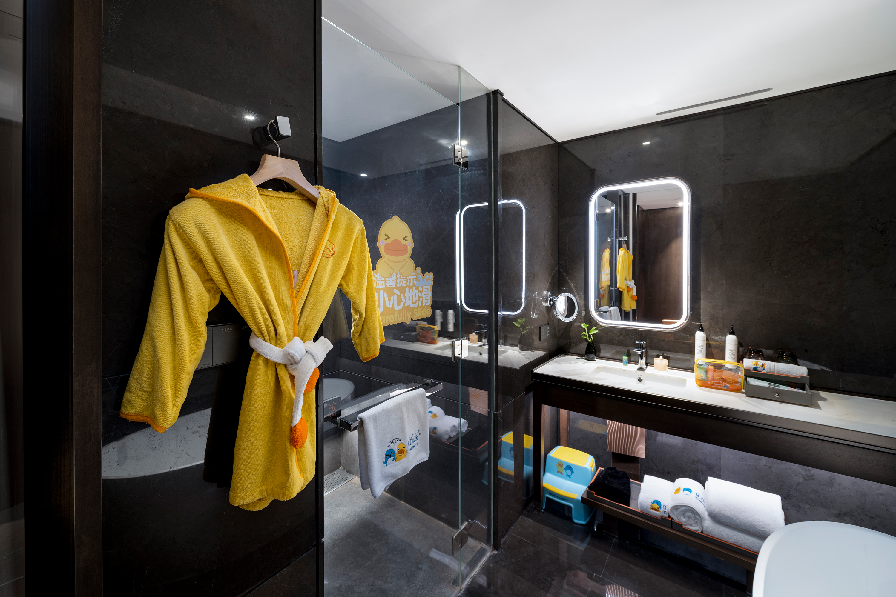 亲子双床房-小黄鸭（都市城景+亲子空间+ 迷你冰箱）