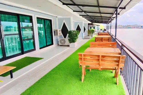 Chaiyai River Front Hotel