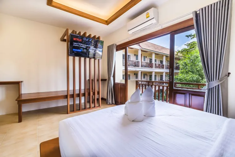ห้องเตียงใหญ่ พร้อมระเบียง