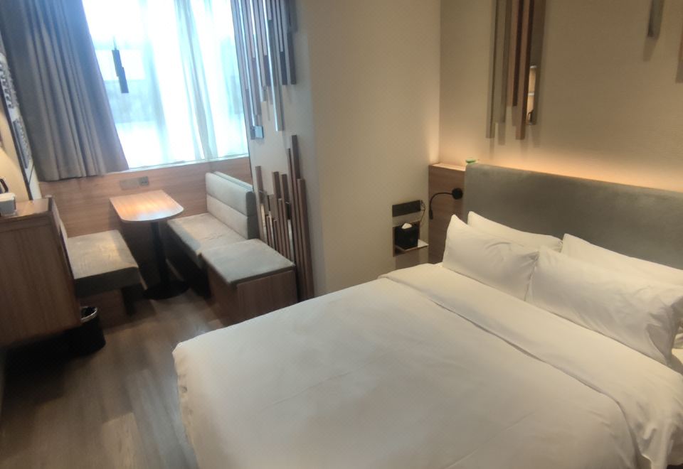 精致大床房（加热毛巾杆+小冰箱+智能镜）