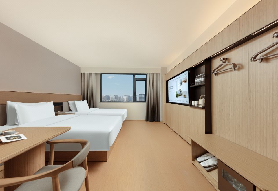 高级双床间（智能客控+商务茶桌+小冰箱）