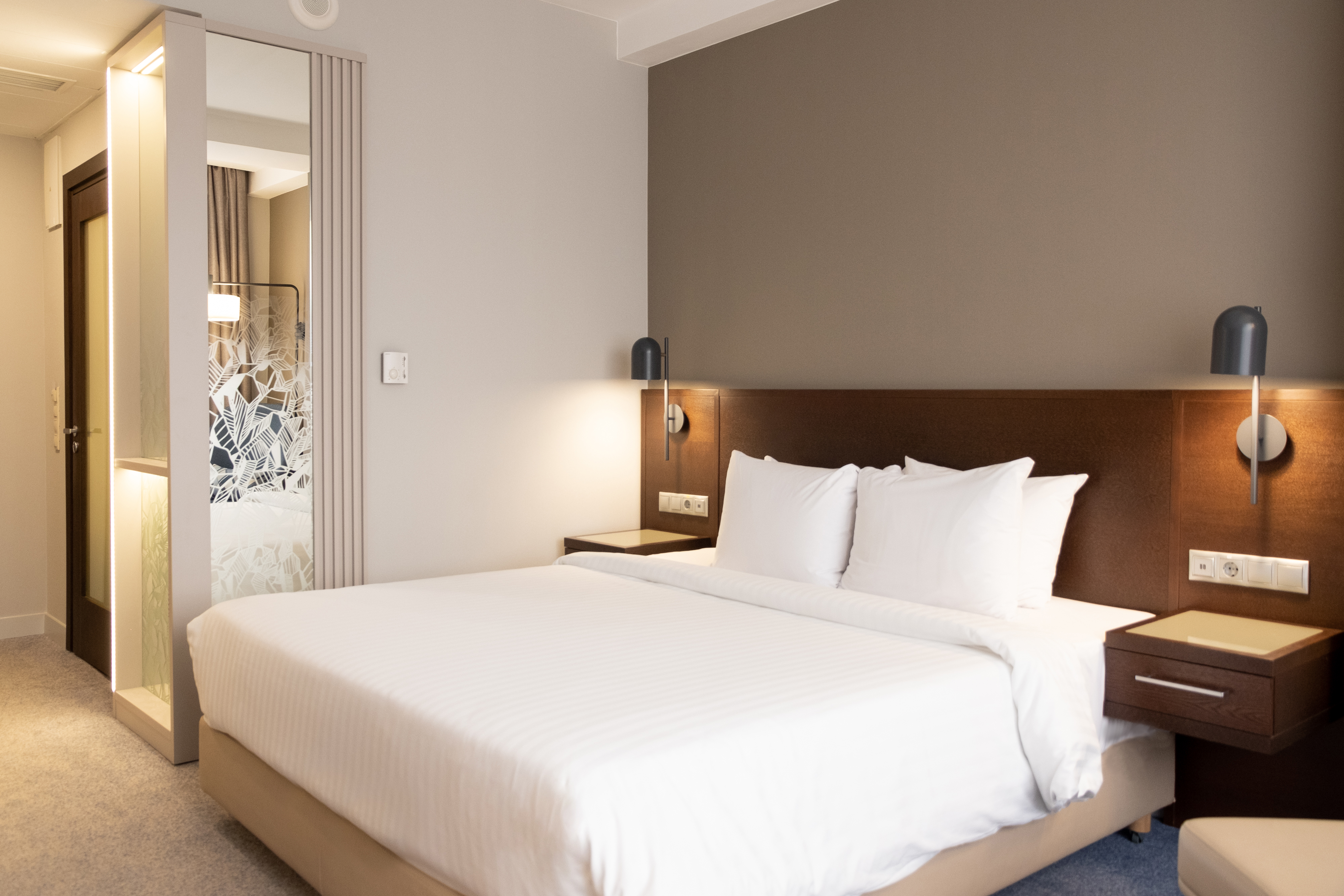 商务豪华特大床间