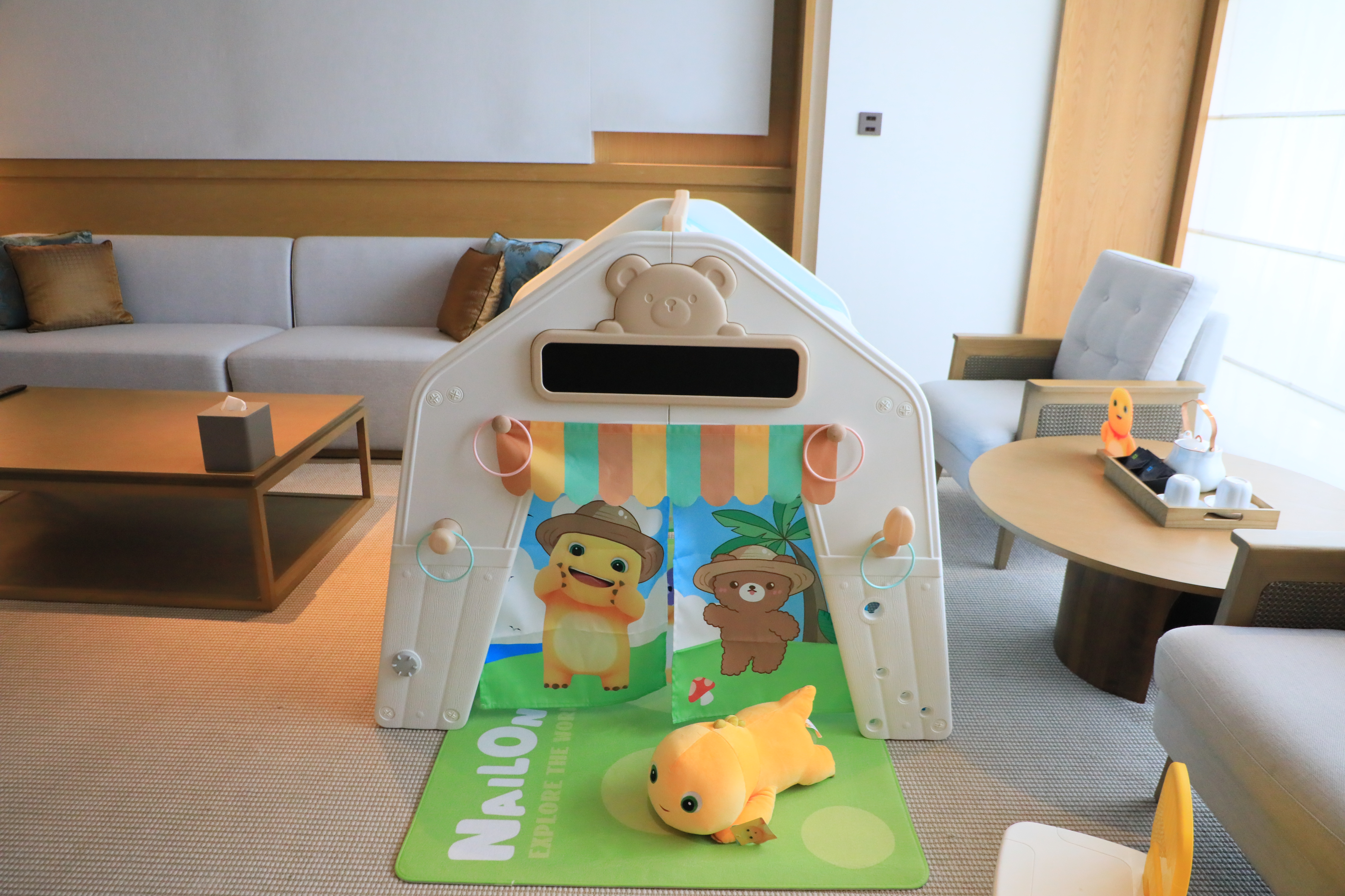 奶龙-探索世界主题湖景亲子房