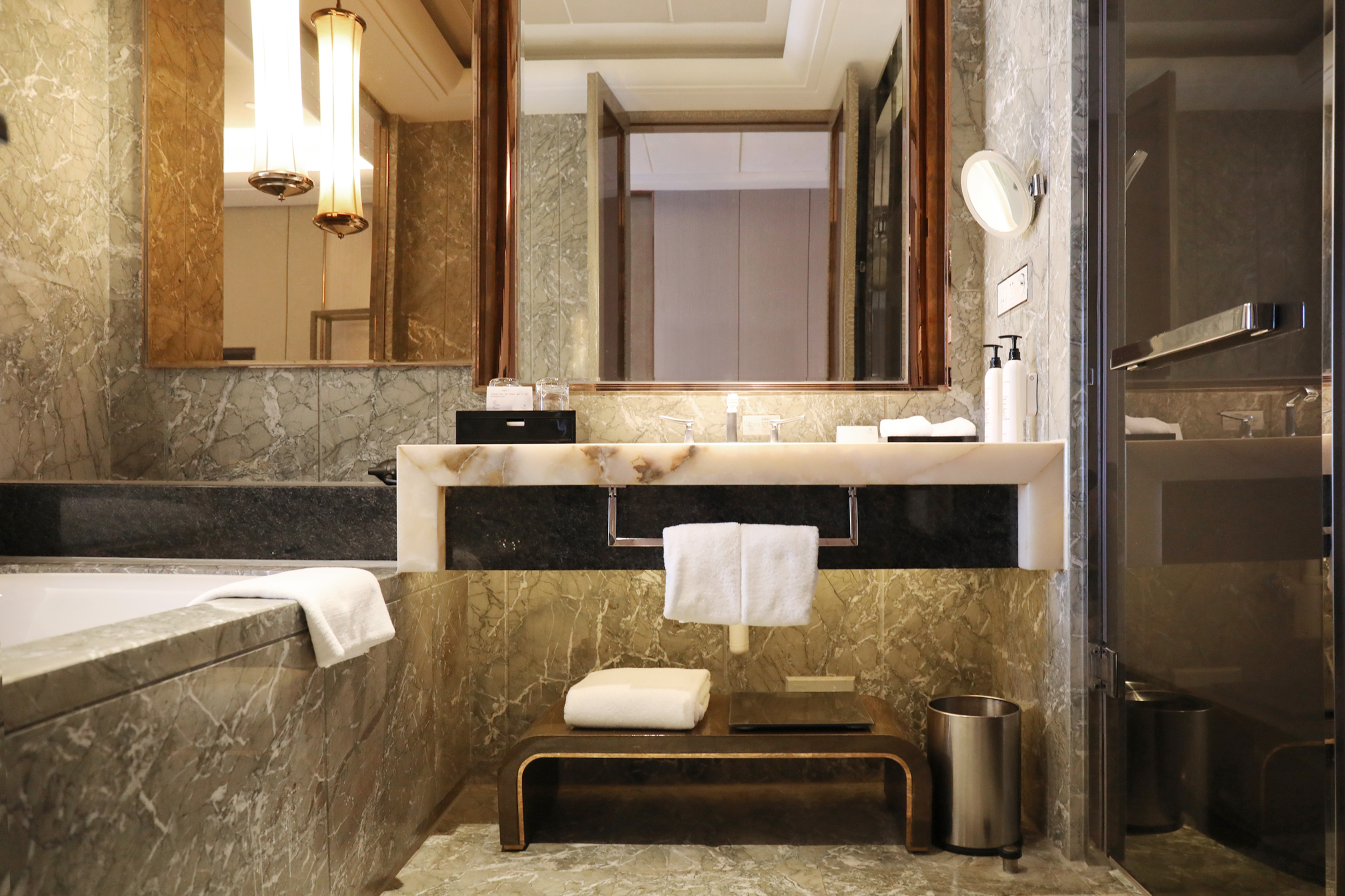 豪华荷里活双床房