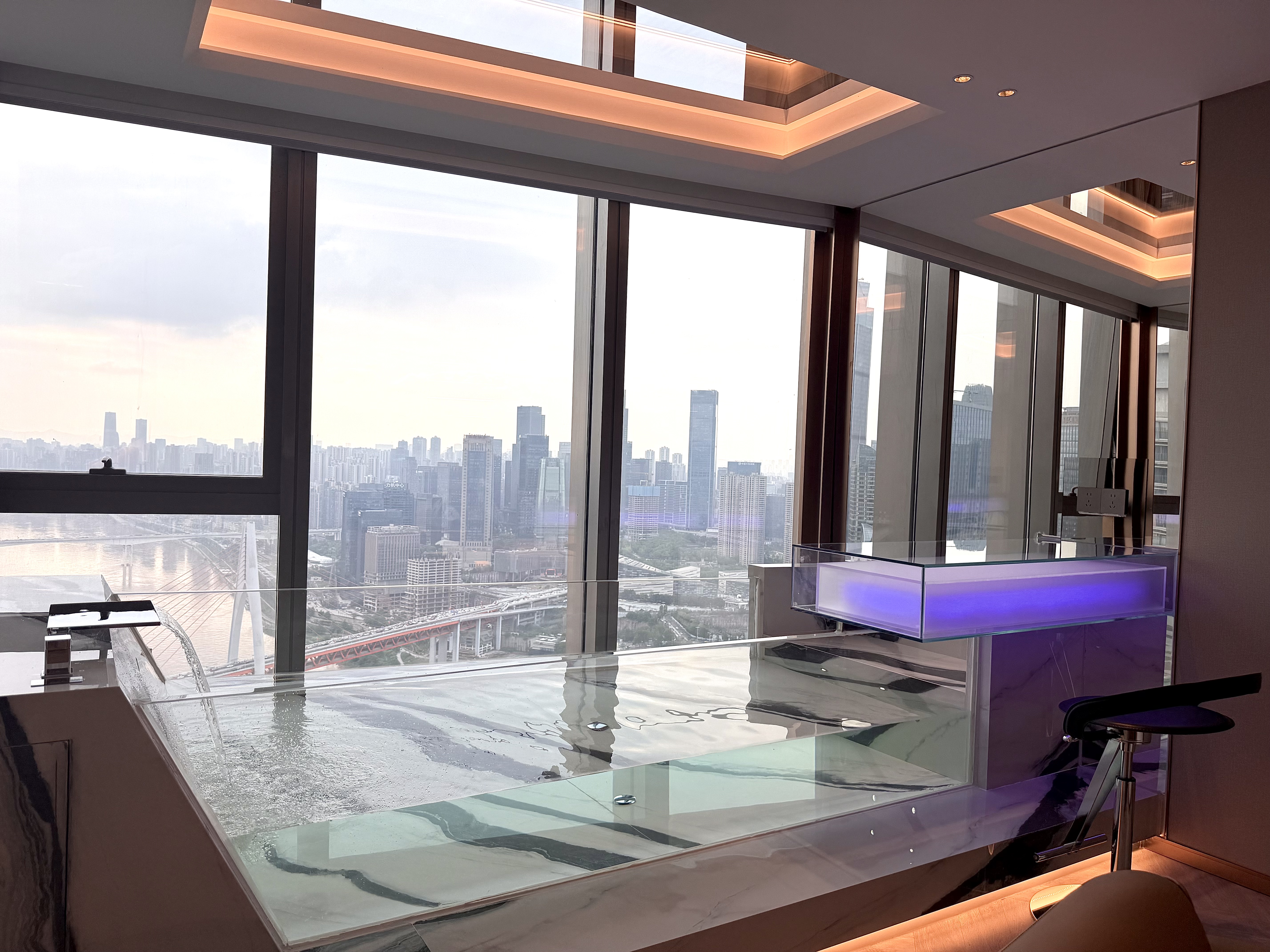 探索者·豪华江景跃层套房PLUS（带水晶汤池）