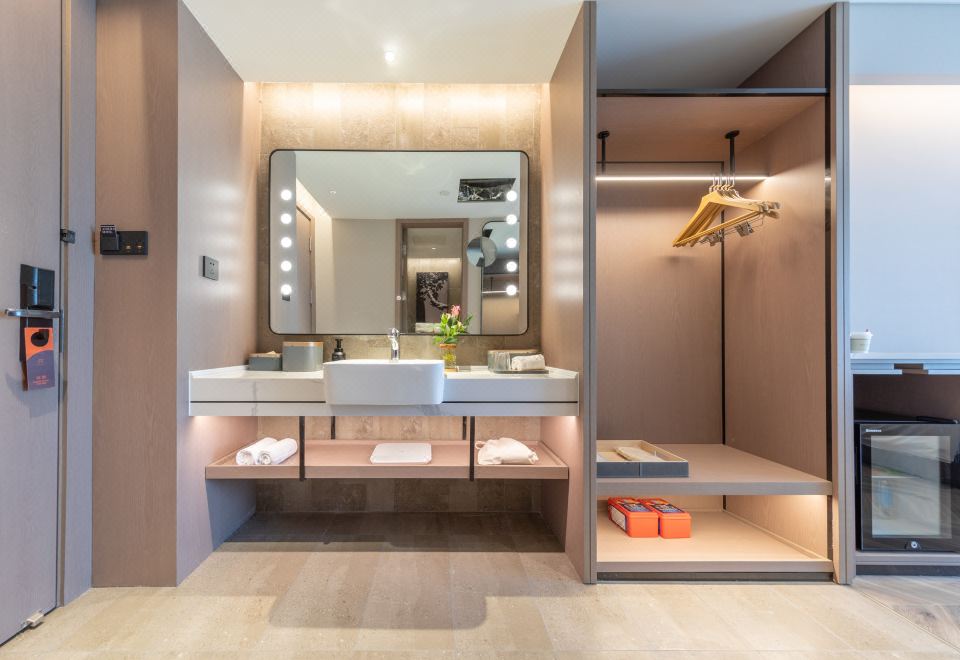 Atour S Hotel, Hisense Plaza, Qingdao Olympic Sailing CenterElegant Double Bed Room