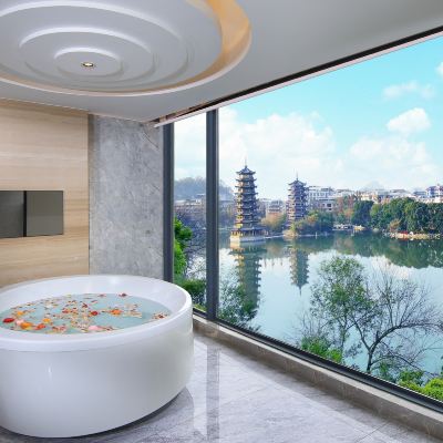 180°山水畫框家庭套房 |巨幅視野+躺看雙塔 灕江泊隱酒店（桂林兩江四湖象山景區店）優惠