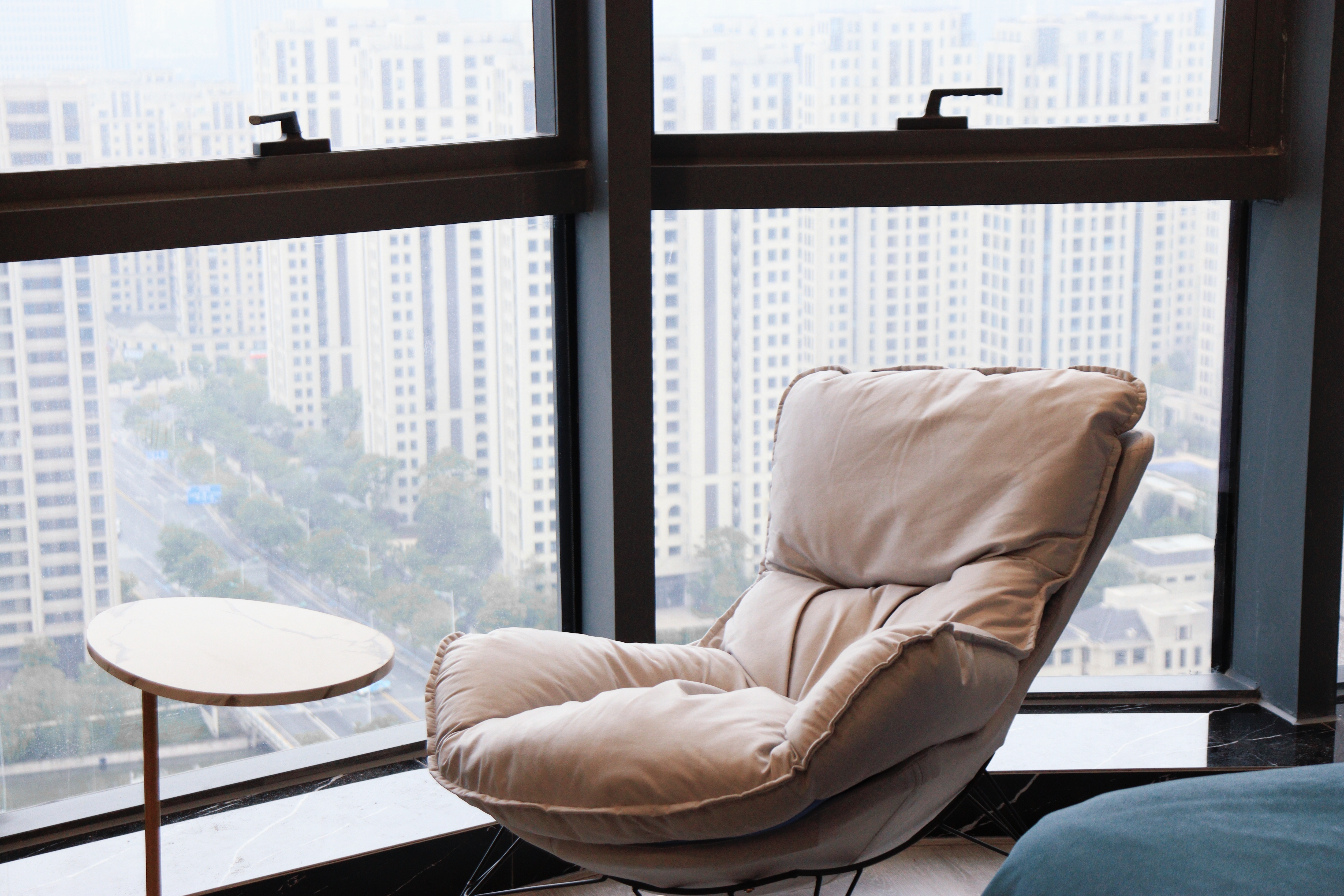 城景落地窗轻奢双床房