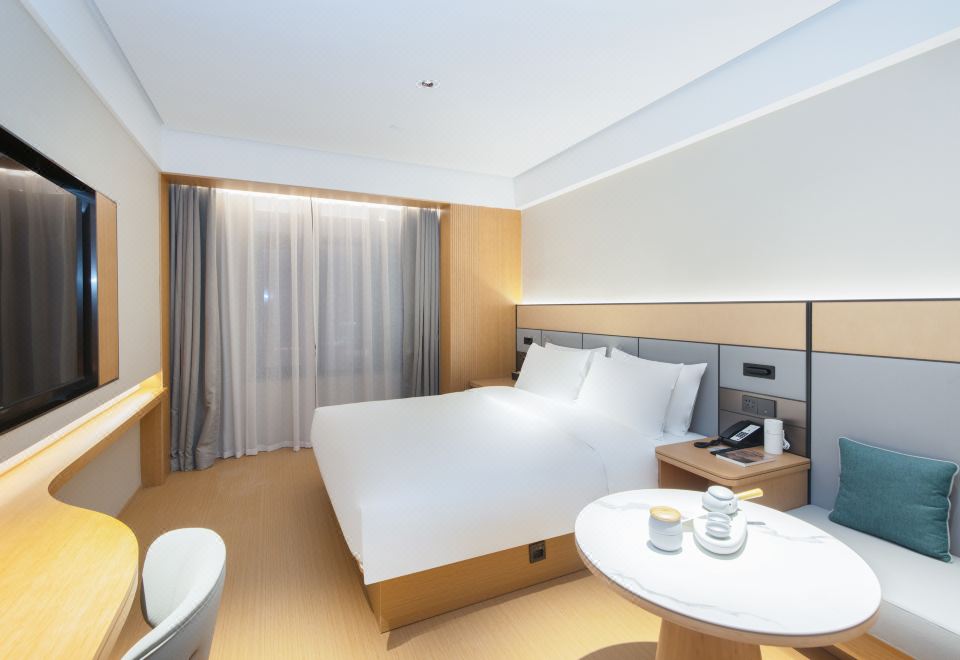 高级大床房【65寸投屏电视+小冰箱】