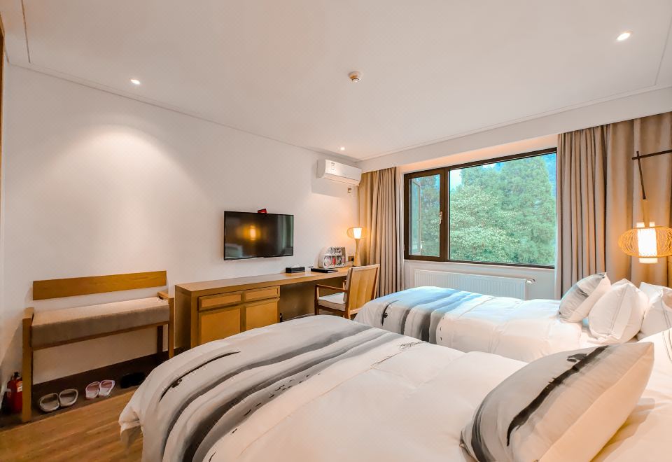HongYa Minjiang Donghu Wawu Mountain Hot Spring Resort HotelDeluxe Standard Room