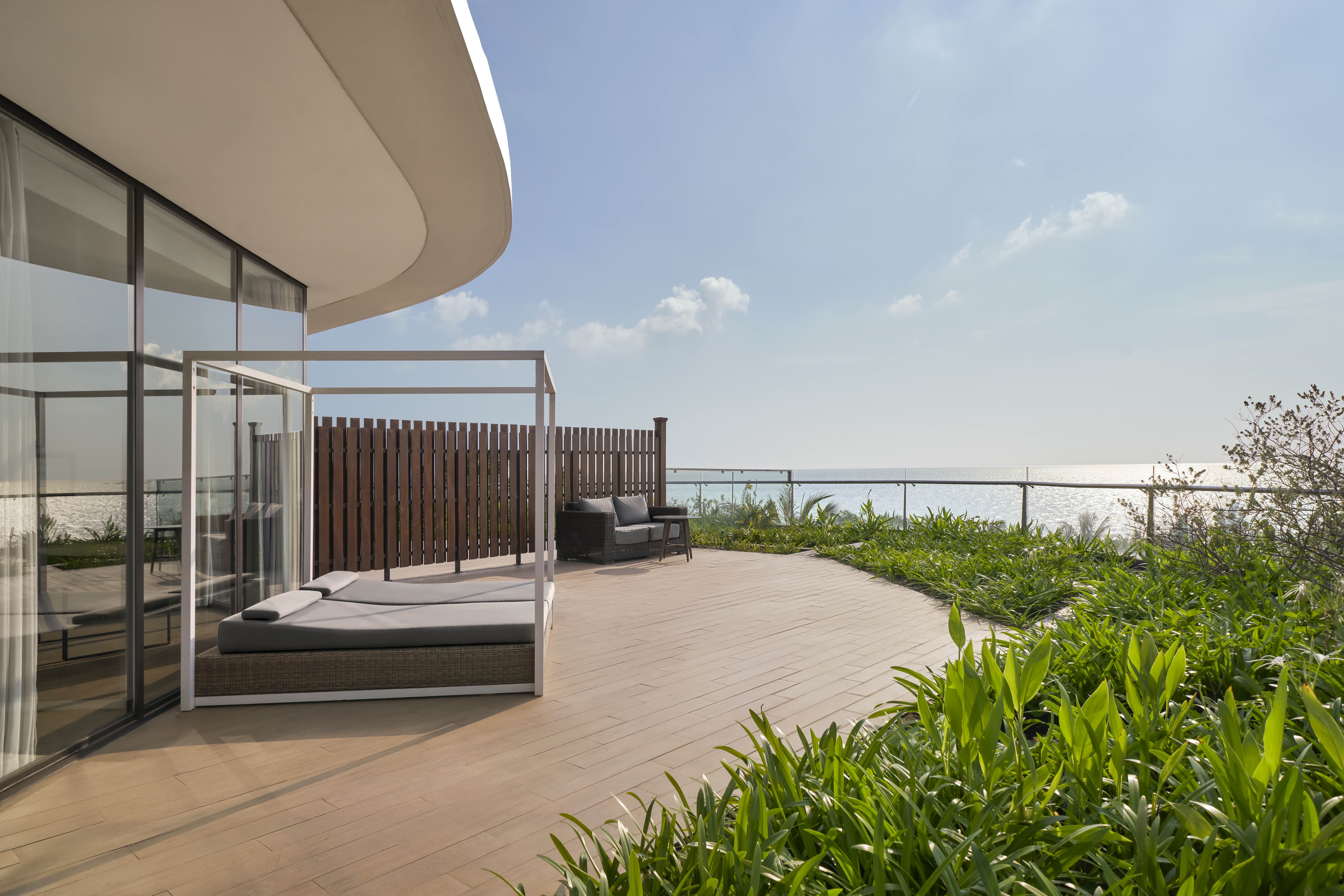 海景精致特大床套房（带露台）