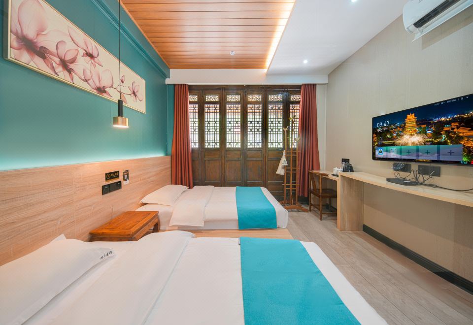 Street-Side Tatami Twin Room (Ancient City Night View + Antique Charm)