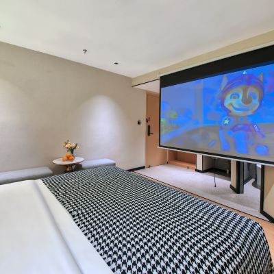 暢享影音大床房​（智能客控&4K巨幕投影&零壓好眠床墊） 樂天假日飯店（珠海拱北口岸步行街店）優惠