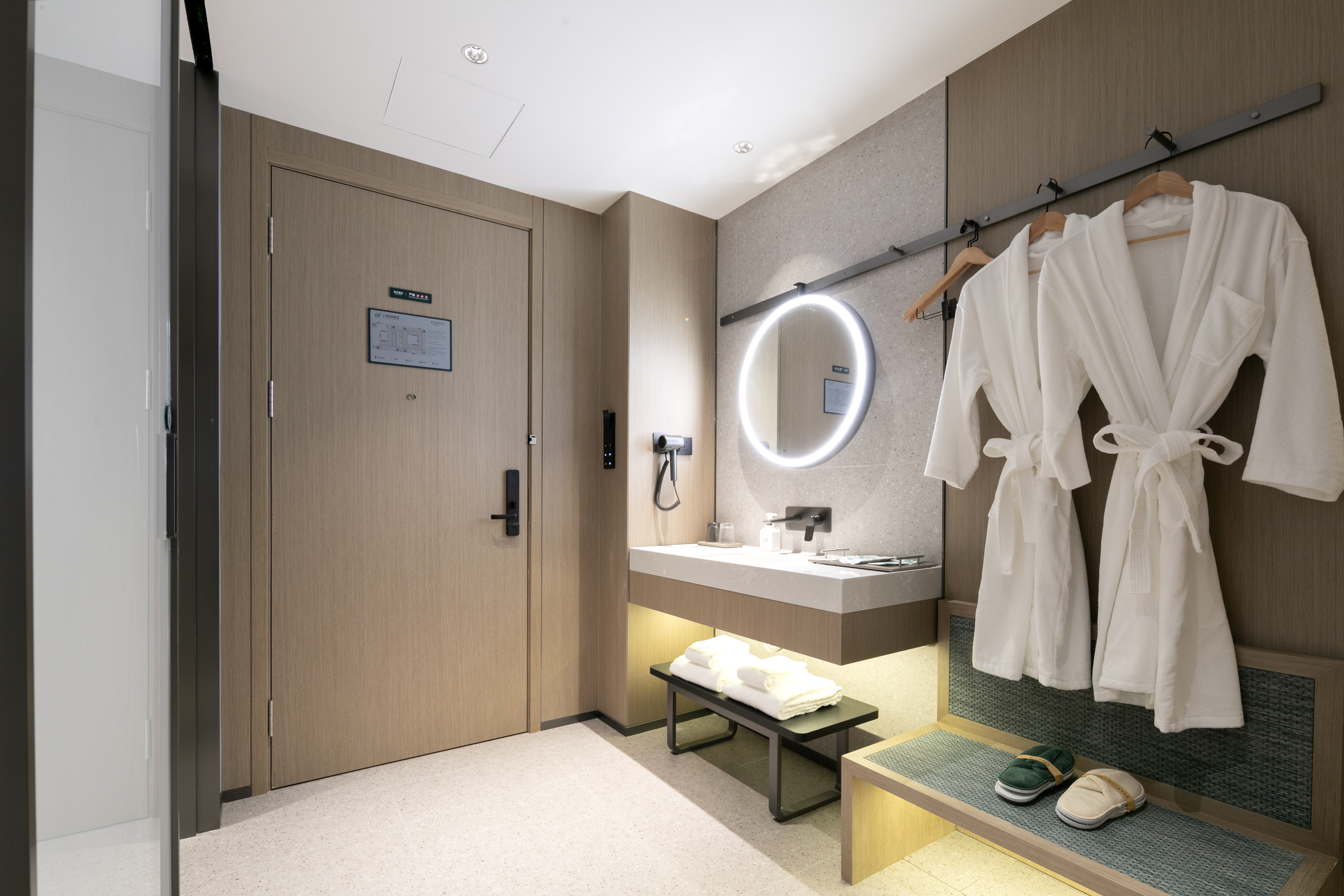 豪华套房（超大会客厅+阳光满屋）