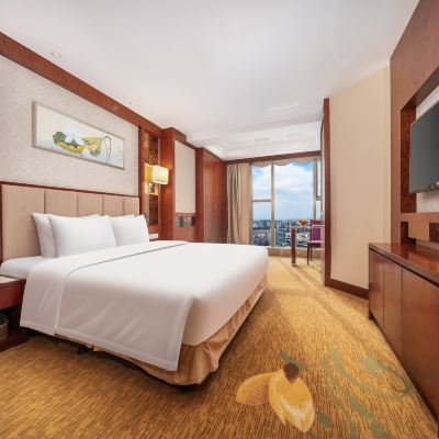 『水雲薈』至尊行政套房〈2房1廳+休閑棋牌區+辦公桌〉 東莞滙麗華酒店優惠