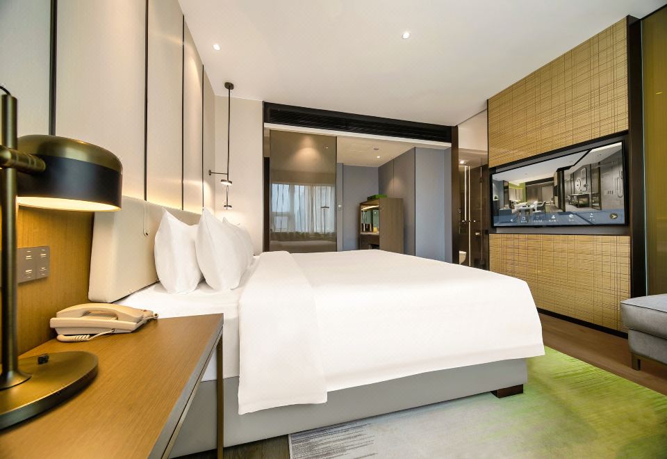 金典大床房（双人洗漱+电视投屏+小冰箱）