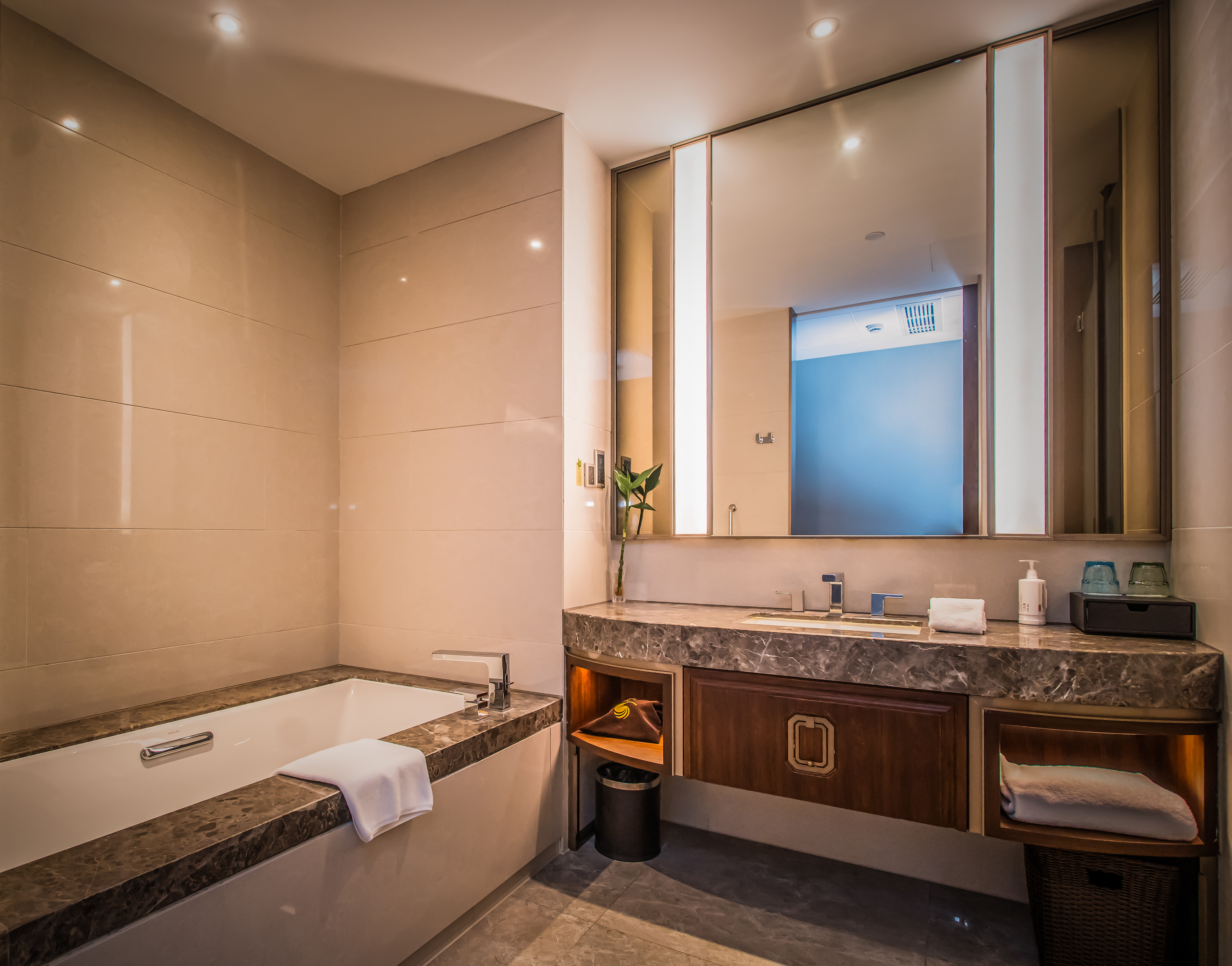 Golden Eagle Summit Hotel Maanshan全景大床房（城市景观+超大浴缸+斯林百兰床垫）