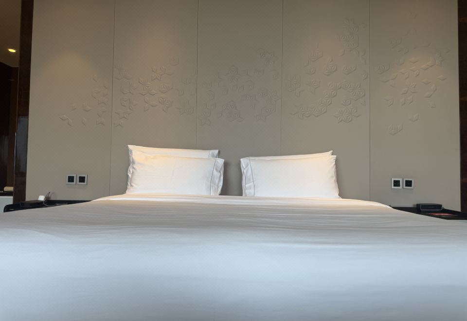 Grand Kingtown Hotel WuxiDeluxe Side Lake-View Hypoallergenic Suite (Acca Kappa Bath Products) With Smart Toilet