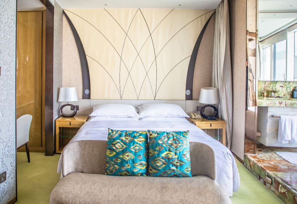 太湖日出·180°圆浴湖景大床房（观湖圆浴缸）