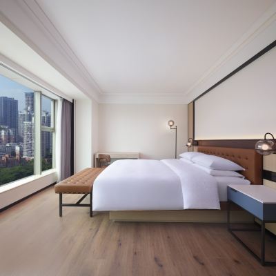 尊享套房|卧室全景落地窗-獨立衣帽間 深圳福朋喜來登酒店優惠