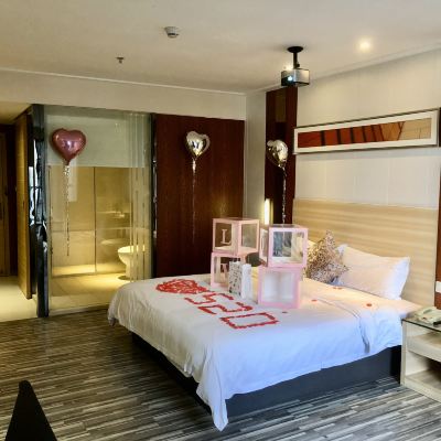 浪漫情侶影院大床房（獨享城景大陽台） 城市萬宜飯店（深圳國際會展中心沙井店）優惠