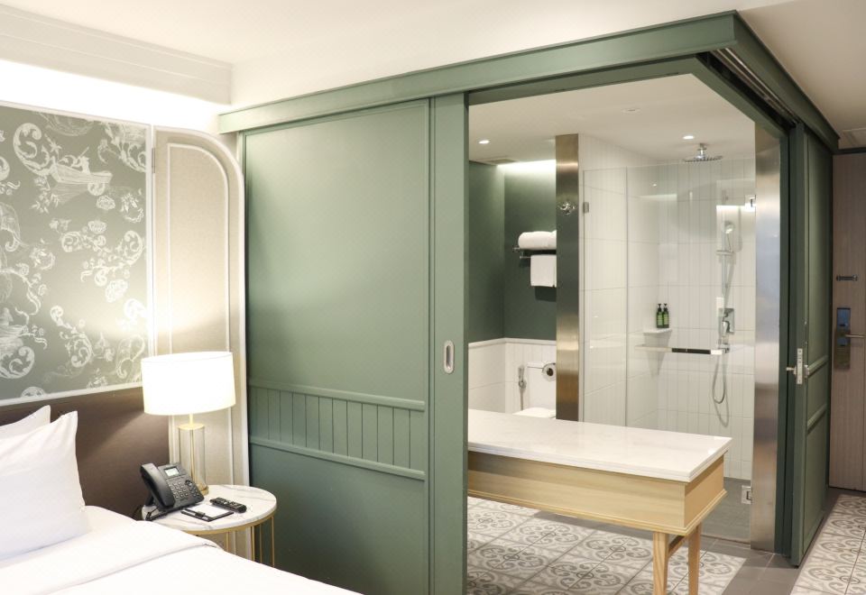 高级游泳池景特大床房（带阳台）