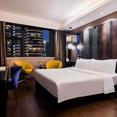 觀景豪華大床房（手機投屏+迷你吧） 桔子水晶上海北外灘酒店優惠