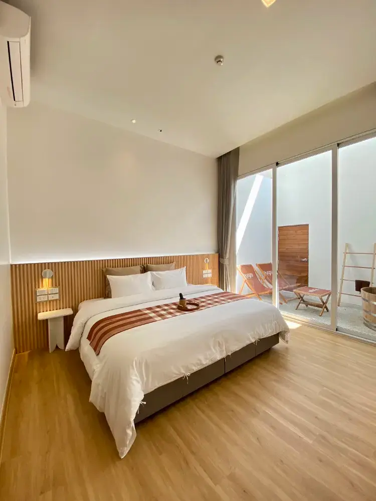 ห้องมาตรฐานเตียงใหญ่ พร้อมอ่างไม้ก๊อก