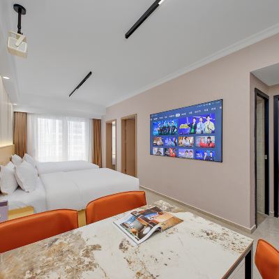 豪華影音四床房（極光TV會員+陽台+洗衣機冰箱） 朗華影音Hotel（深圳福田會展中心店）優惠