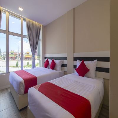 Bilik Deluxe Bertiga Dilarang Merokok Kupon OYO 1145 Lea Guest House & Cafe