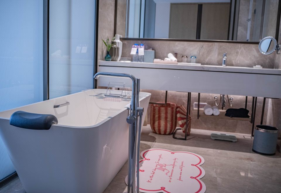 城市探趣主題豪華大床房