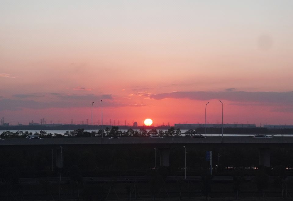 日落觀湖大床房