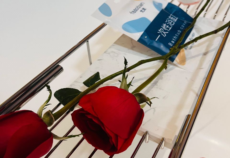 花瓣浴缸大床房