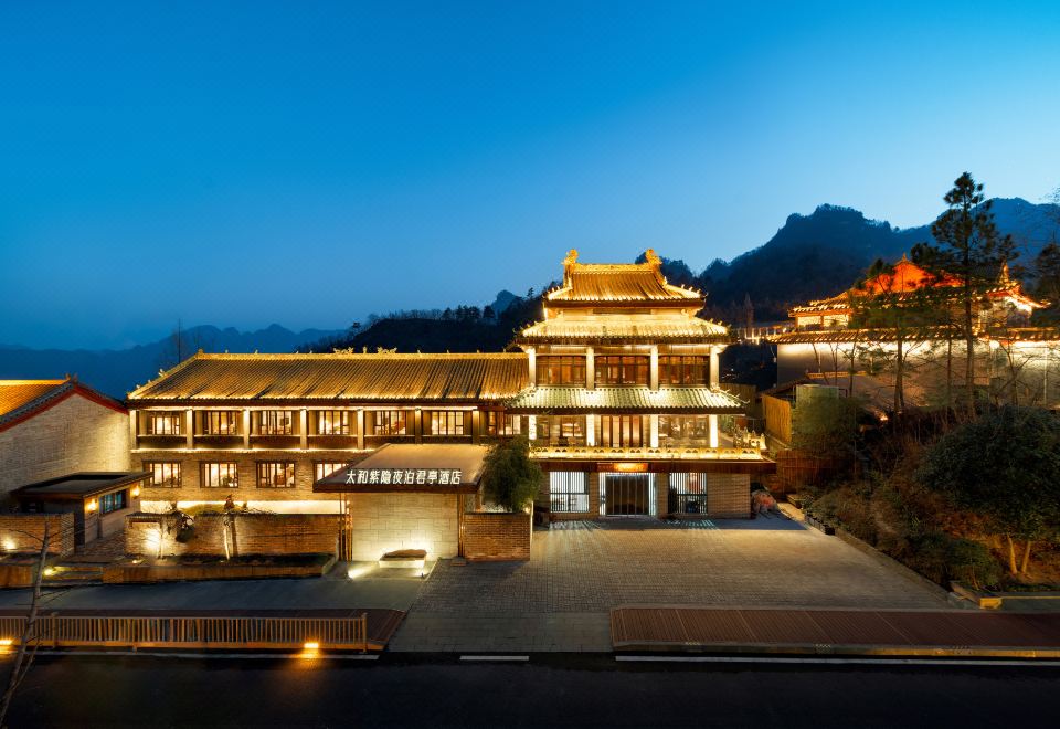 Top Zero Hotel - Housity