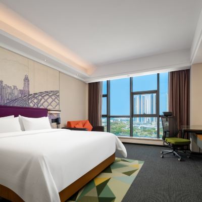 豪華大床房（高端舒達深睡床墊+商務會客區+高層城景） 深圳光明希爾頓歡朋酒店優惠